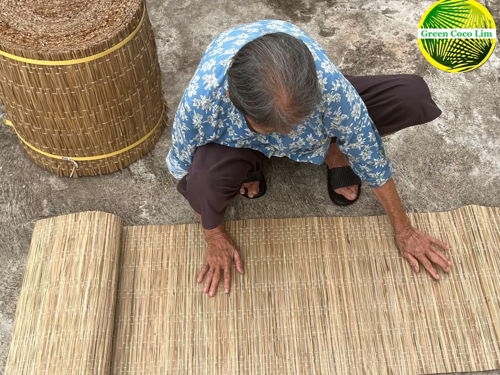 왕골바람막이. seaweed wall