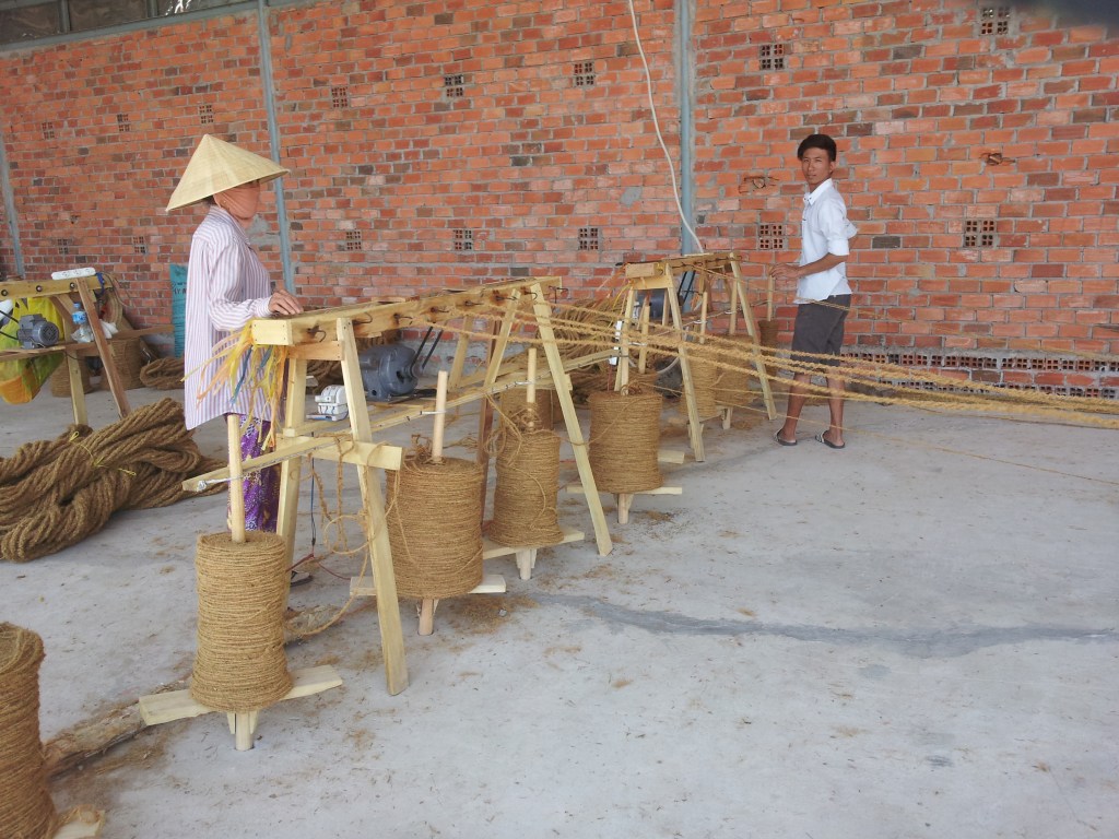 まだこのように昔ながらのコイヤーロープを作るメーカーがたくさんある。